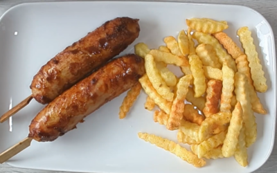 Barbecue-Bratwurst am Spieß – würzig & knusprig aus der Heißluftfritteuse