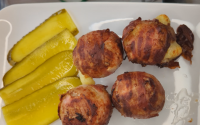 Bratwurst-Bällchen mit Bacon und Klosteig