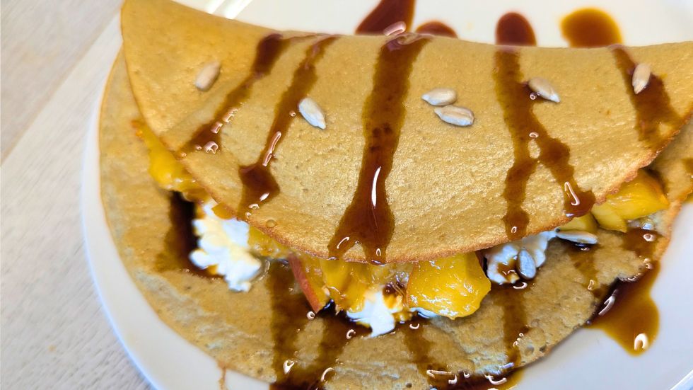 Wrap Airfryer: Süßes Rezept ohne Mehl – Bananen-Ei-Wrap mit Frischkäse & Pfirsich